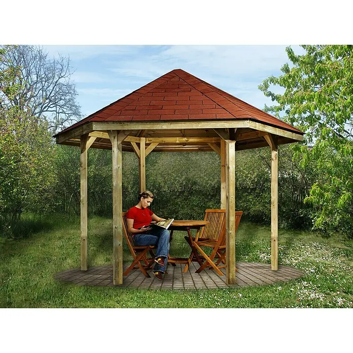 Weka Pavillon 656 - L x B: 376 x 326 cm, Rot - Eine Frau liest in einem Pavillon aus Holz mit rotem Dach, der mit einem Tisch und Stühlen ausgestattet ist.