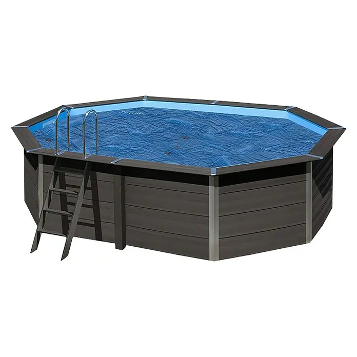Gre Pool-Abdeckplane Isotherm - Stärke: 400 µm, L x B: 753 x 333 cm, Kunststoff - Ein überirdischer Pool mit Holzverkleidung und einer Leiter ist von einer blauen Abdeckung bedeckt.