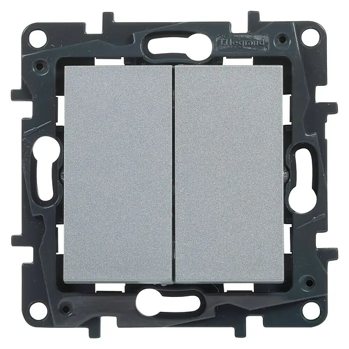 Legrand Niloé Step Conmutador doble - Aluminio, Instalar, Plástico - Primer plano de un interruptor de luz doble gris con marco negro. Ideal para interiores modernos con fácil instalación.