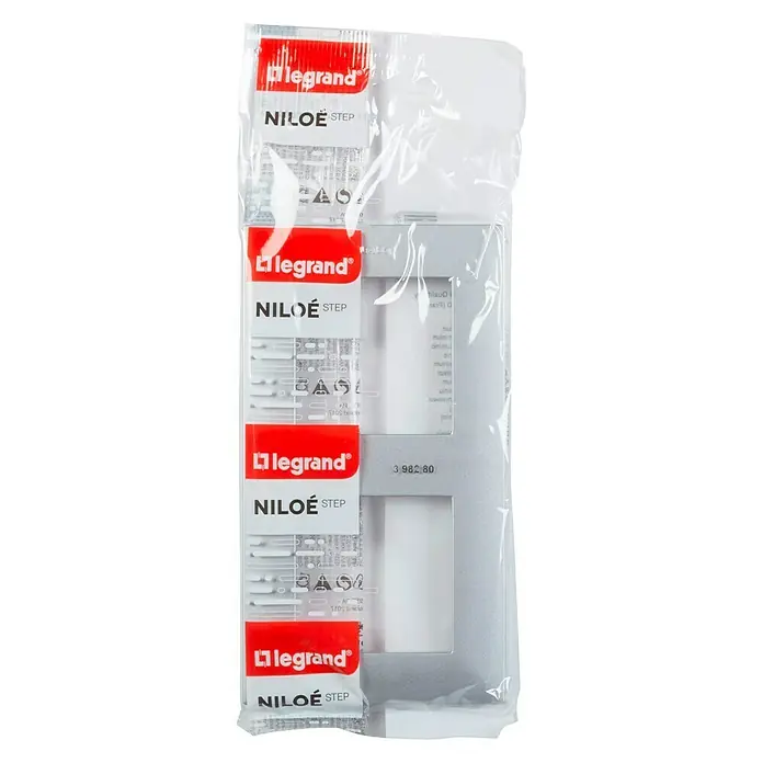 Legrand Niloé Step Marco - Aluminio, Modelo de mecanismos: x 2, Plástico, Instalar - Primer plano de un marco doble Legrand Niloe Step, empaquetado en plástico transparente, ideal para diseños de interruptores modernos.