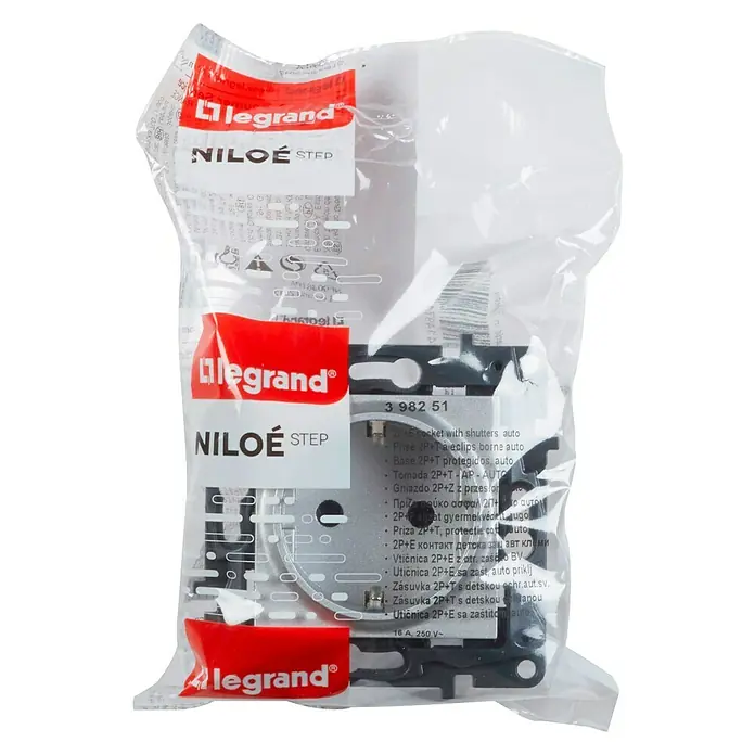 Legrand Niloé Step Enchufe - Aluminio, Plástico, Colocar - Imagen de un enchufe Legrand Niloe Step 2P+T con protección infantil, envasado en una bolsa de plástico transparente.