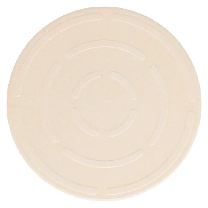 Kingstone KMS Pizzastein - Durchmesser: 30 cm - Nahaufnahme einer runden, hellbeigen Pizzaplatte mit konzentrischen Rillen auf schwarzem Hintergrund, ideal für die Zubereitung knuspriger Pizzen.