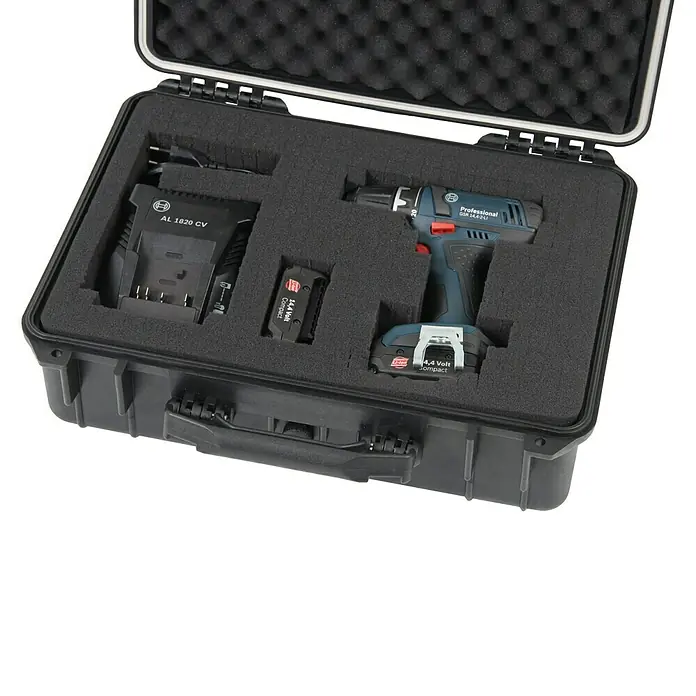 Hepco & Becker Werkzeugkoffer Solid 5610 - Polypropylen - Eine schwarze Werkzeugkiste mit einem blauen Bosch Professional GSR 14,4-2-LI Akku-Bohrschrauber, einem Ladegerät und zwei Akkus.