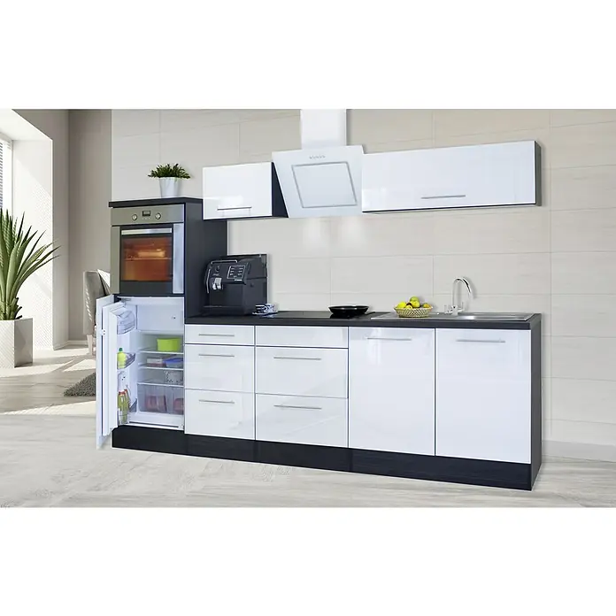 Respekta Premium Küchenzeile RP270HEWBO - Breite: 270 cm, Weiß, Mit Elektrogeräten - Helle Küche mit modernen Geräten. Der Kühlschrank ist geöffnet und zeigt Lebensmittel. Über der Spüle befindet sich ein Hängeschrank.