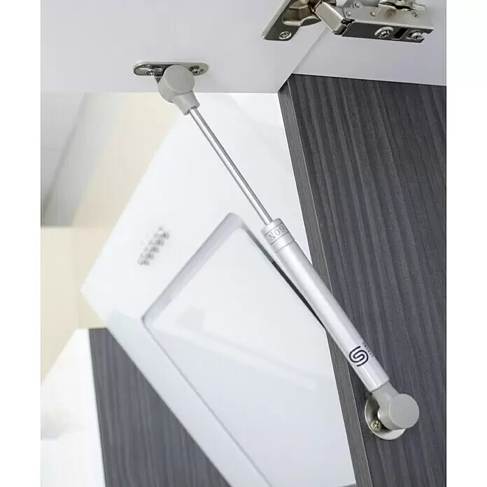Respekta Premium Cocina de isla Amanda - Ancho: 310 cm, Roble/Negro, Con electrodomésticos - Amortiguador de gas gris plateado instalado en un armario de cocina, sosteniendo una puerta abierta.