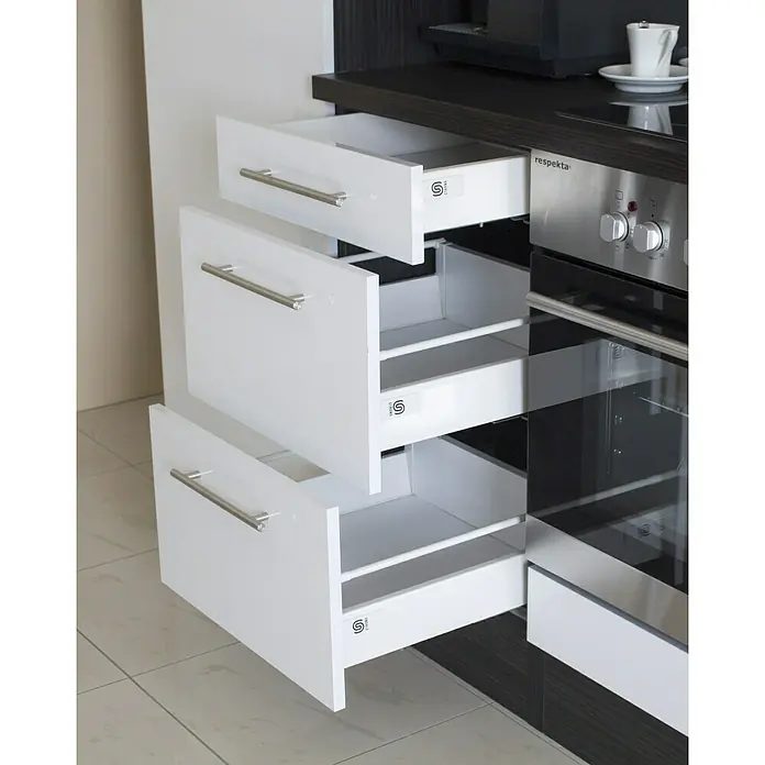 Respekta Premium Küchenzeile RP280EWCBO - Breite: 280 cm, Weiß, Mit Elektrogeräten - Küchenschrank mit drei Schubladen, die teilweise geöffnet sind, daneben ein moderner Einbauofen. Perfekt für Küchenorganisation!