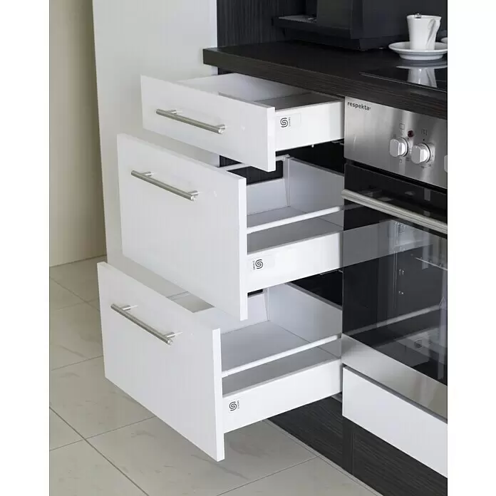 Respekta Premium Composición de cocina Amanda Alto - Ancho: 300 cm, Roble/Negro, Con electrodomésticos - Tres cajones de cocina blancos brillantes abiertos con tiradores plateados, mostrando su interior y guías, integrados en un mueble junto a un horno.
