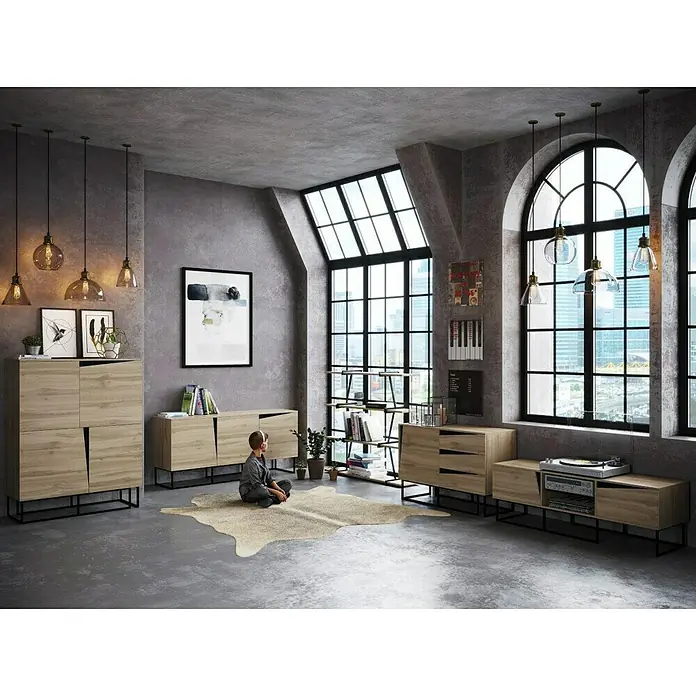 Phönix Holzregal Babylon - H x B x T: 134 x 120 x 30 cm, Traglast pro Boden: 10 kg, Anzahl Böden: 4 Stk., Schrauben, Tobacco Oak / Schwarz matt - Das Bild zeigt ein modernes Wohnzimmer mit verschiedenen Holzmöbeln, darunter Schränke und Regale, die auf schlanken, schwarzen Metallbeinen stehen.
