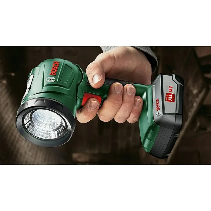 Bosch Power for All 18V Akku-Handlampe UniversalLamp 18 - 18 V, Li-Ionen, Ohne Akku, Lichtstrom: 100 lm - Der Bosch Akku-Strahler UniversalLamp 18V im Einsatz, gehalten in einer Hand, ideal für Baustellen und Werkstätten.