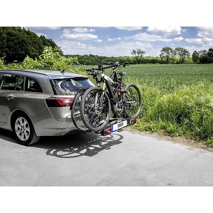 Eufab Fahrradträger Finch - Geeignet für: 2 Fahrräder/E-Bikes, Traglast: 60 kg - Heckansicht eines Autos mit einem Eufab Finch Fahrradträger, auf dem zwei Fahrräder transportiert werden. Ideal für Radausflüge.