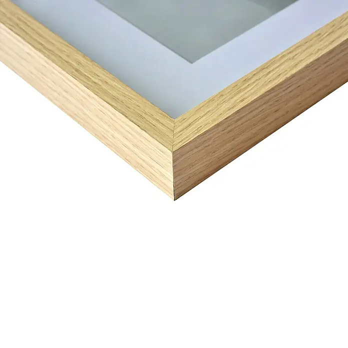 Accent Collagerahmen Aura - Anzahl Fotoplatzhalter: 3 Stk., Eiche, Holz - Nahaufnahme eines Holzbilderrahmens mit Passepartout. Das helle Holz und die schlichte Form betonen jedes Bild.