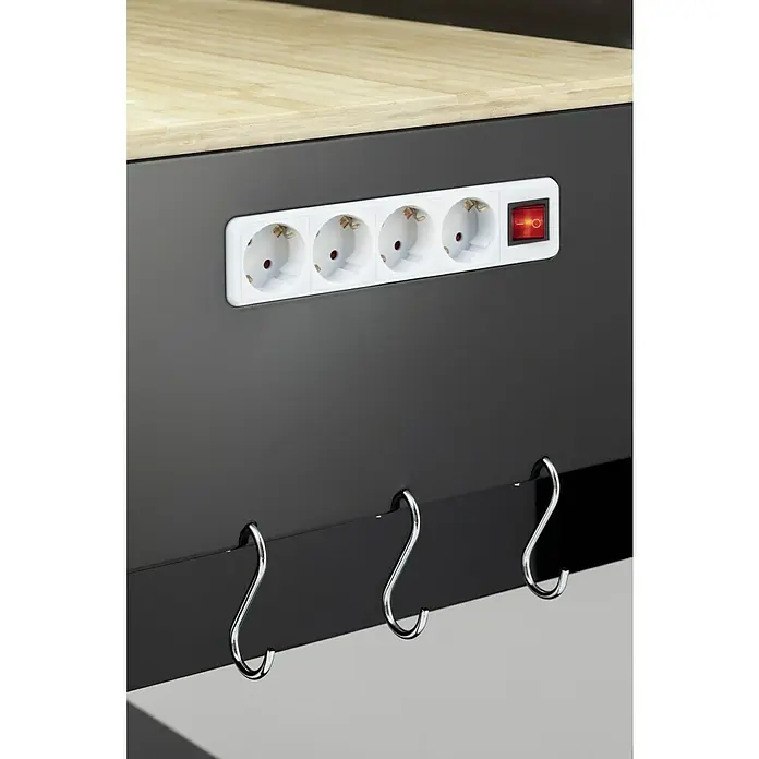 Wisent Banco de trabajo - L x An: 114 x 61 cm, Altura de trabajo: 160 cm, Carga soportada: 140 kg, Negro - Un primer plano de una regleta con cuatro enchufes y un interruptor rojo, sujeta a una superficie negra. Debajo de la regleta hay tres ganchos.