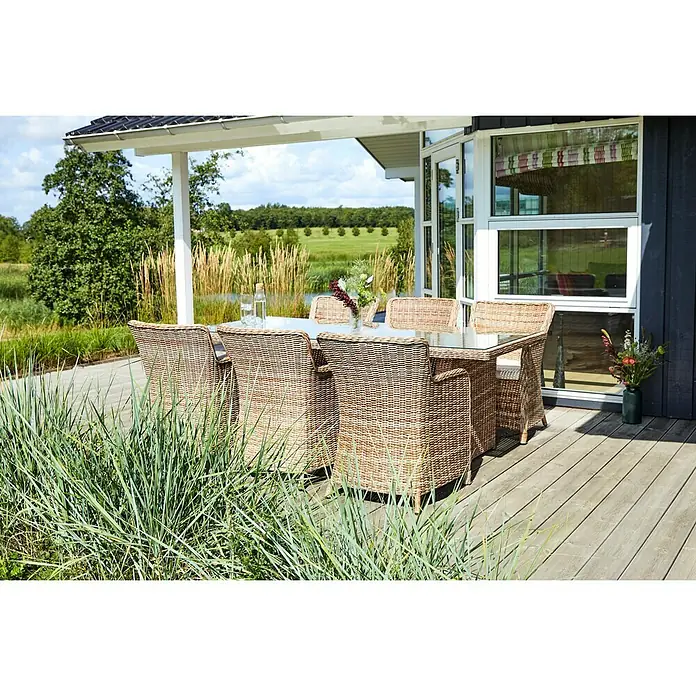 Sillón de jardín Gotland - An x Pr x Al: 79 x 63 x 99 cm, Arena - Un elegante juego de patio con sillas de mimbre y una mesa de comedor con tapa de vidrio, perfecto para relajarse al aire libre.
