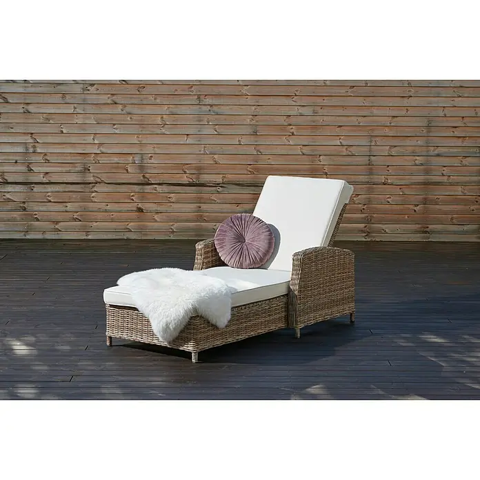 Tumbona de jardín Gotland - 83,5 x 206 x 26 cm, Arena, Acero, Respaldo regulable - Tumbona de ratán con cojines crema y una alfombra suave para horas de relax en el jardín o en la terraza.