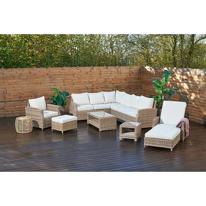 Taburete reposapiés Gotland - L x An x Al: 61 x 51 x 40 cm, Arena - Conjunto de salón de exterior de ratán con cómodos cojines blancos para relajarse en el jardín o en el patio.