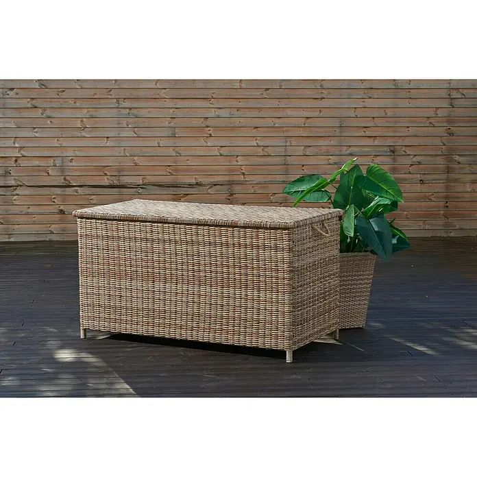 Baúl para jardín Gotland - 150 x 65 x 68 cm, Plástico, Arena - Caja de almacenamiento tejida con tapa y patas pequeñas, perfecta para uso exterior y para guardar objetos con estilo.