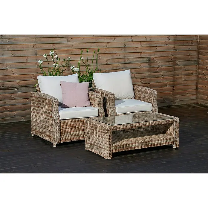 Mesa auxiliar de jardín Gotland - L x An x Al: 111 x 56 x 41 cm, Beige - Elegante conjunto de muebles de exterior con dos sillones de mimbre, cojines blancos y una mesa de centro con tapa de cristal.