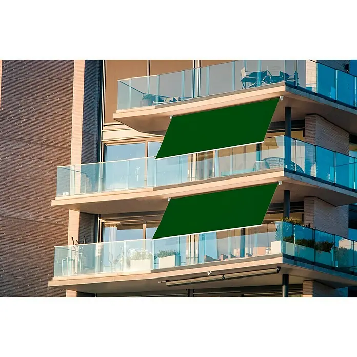 SmartSun Toldo para balcón Urban - Verde, Ancho: 3 m, Caída: 2,45 m - La imagen muestra una fachada moderna con balcones elegantes equipados con toldos verdes que ofrecen sombra y privacidad.