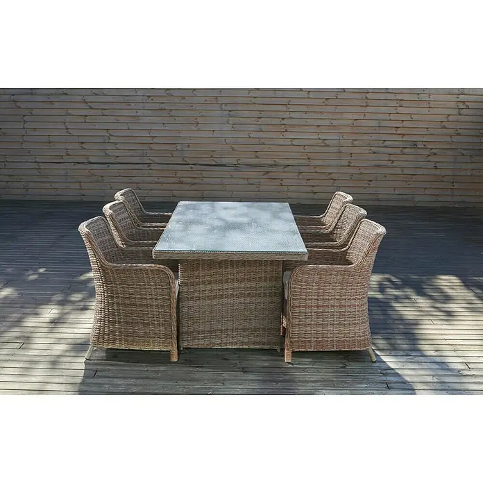Sillón de jardín Gotland - An x Pr x Al: 79 x 63 x 99 cm, Arena - Un conjunto de comedor para patio con seis sillas de mimbre y una mesa con tapa de cristal, ideal para comidas al aire libre.