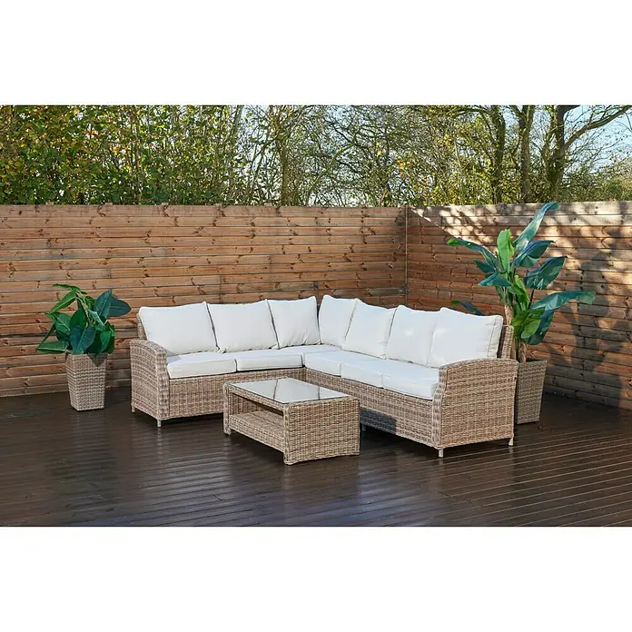 Mesa auxiliar de jardín Gotland - L x An x Al: 111 x 56 x 41 cm, Beige - Elegante conjunto de sofá de jardín de ratán con cojines crema y mesa de centro a juego. Perfecto para relajarse al aire libre con estilo y comodidad.