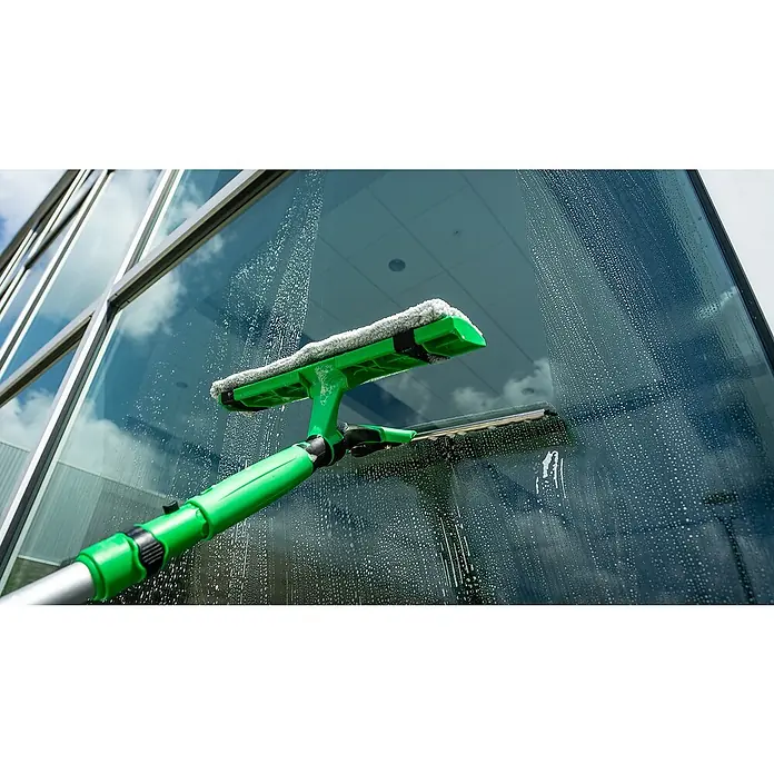 Unger Mikrofaser-Reinigungspad Visa Versa Pro - Breite Bezug: 35 cm, 100 % Polyacryl (Fasern) - Ein Fensterreiniger mit Teleskopstiel säubert eine Fensterfassade und sorgt für streifenfreie Sauberkeit.