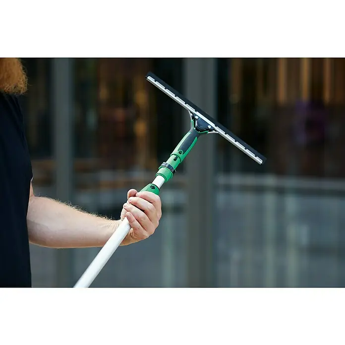 Unger ErgoTec Glasreinigungs-Set - 11 -tlg. - Nahaufnahme eines Fensterreinigers mit Teleskopstiel, der ein professionelles Reinigungsergebnis für Fenster und Glasflächen verspricht.