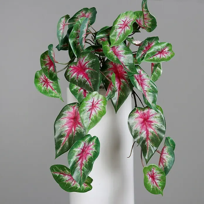 Kunstpflanze Blatt Hänger - 38 cm, Grün/Rot, Kunststoff - Künstliche Caladium-Pflanze mit grünen und pinkfarbenen Blättern in einem weißen Topf als schöne Dekoration.