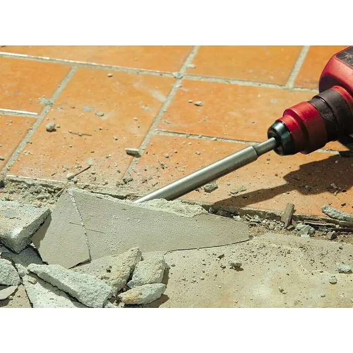 Einhell Bohr- & Meißel-Set - SDS Plus, 12 -tlg. - Nahaufnahme eines Abbruchhammers, der zum Aufbrechen von Fliesen auf einem Boden verwendet wird.