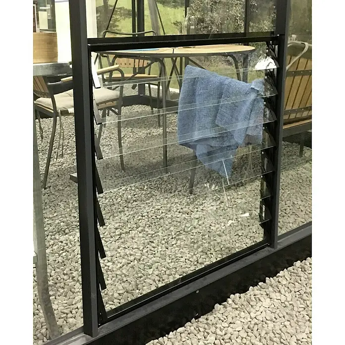 Halls Gewächshaus-Seitenfenster - Passend für: Juliana Gewächshäuser Qube - Nahaufnahme einer Fensterjalousie mit einem blauen Tuch, die eine interessante Perspektive und Textur zeigt.