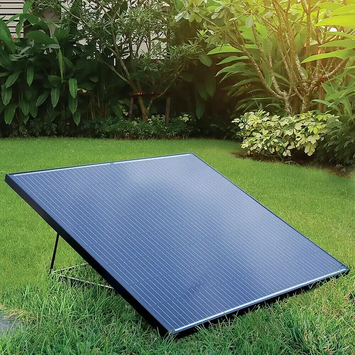 Avidsen Panel solar Soria - L x An x Al: 25 x 760 x 680 mm - Esta imagen muestra un panel solar azul en un jardín verde. El panel es rectangular y tiene un marco negro.