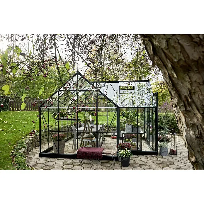 Halls Gewächshaus Garden Room - Außenmaß inkl. Dachüberstand (B x T): 389 x 390 cm, Farbe Gestell: Grün, Wandstärke: 3 mm - Das Gewächshaus mit der schwarzen Umrandung ist mit einem Tisch und Stühlen für gemütliche Stunden ausgestattet.
