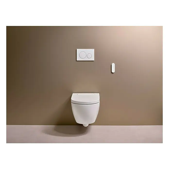 Geberit Wand-Dusch-WC-Set AquaClean Alba - Spülrandlos, Ohne Spezialglasur, Spülform: Tief, WC Abgang: Waagerecht, Weiß - Wandhängendes WC mit Fernbedienung und Betätigungsplatte an einer braunen Wand.