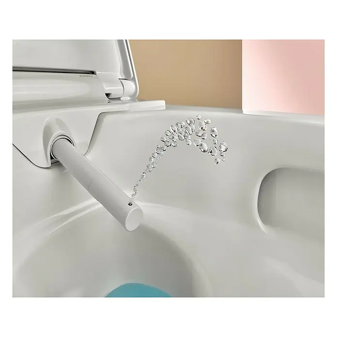 Geberit Wand-Dusch-WC-Set AquaClean Alba - Spülrandlos, Ohne Spezialglasur, Spülform: Tief, WC Abgang: Waagerecht, Weiß - Nahaufnahme einer Toilette mit Bidetfunktion, die Wasser sprüht. Die Düse ist ausgefahren und reinigt gründlich.