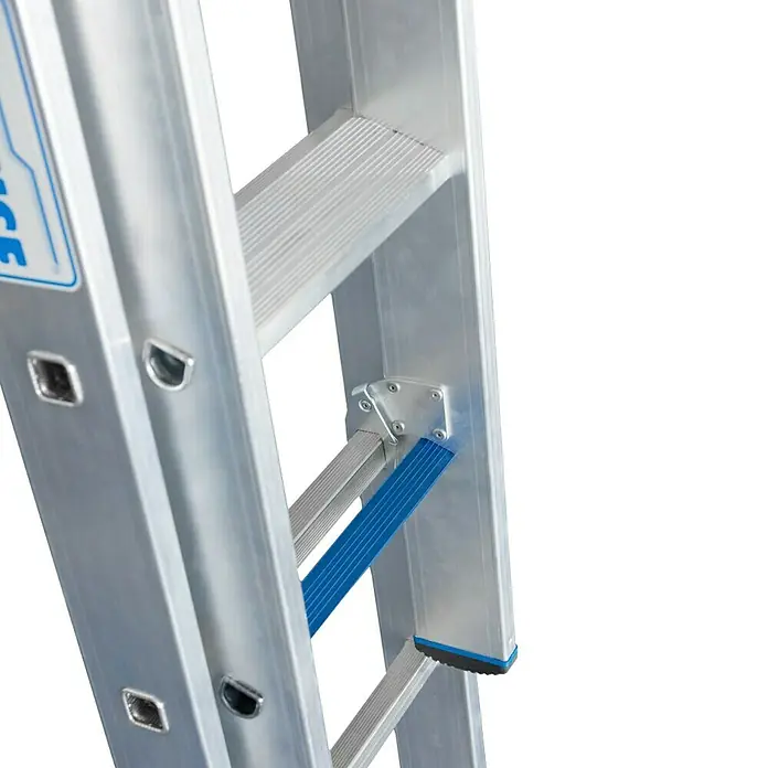 Krause Stabilo Schiebeleiter +S - Anzahl Tritte: 18 Stk., Arbeitshöhe: 5,15 m, Aluminium - Detailaufnahme einer Aluminiumleiter mit rutschfesten Sprossen und verstärkten Gelenken für Stabilität und Sicherheit.