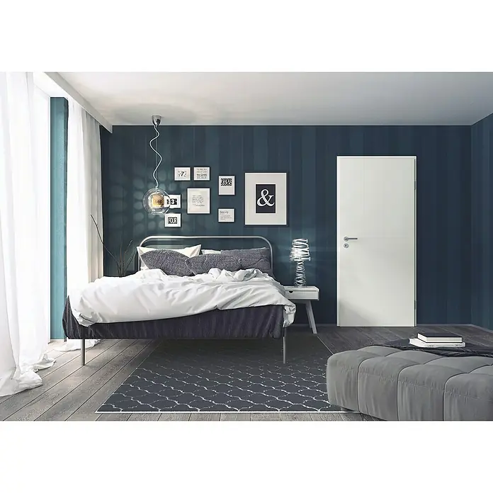 GetaDoor Laminit Türzarge GL 223 - 860 x 1.985 mm, Wandstärke: 165 mm, DIN Anschlag: Rechts, Weiß seidenmatt - Einladendes Schlafzimmer mit einem stilvollen Bett, Nachttischlampe und dekorativen Akzenten an der Wand. Gemütliche Atmosphäre für erholsame Nächte.