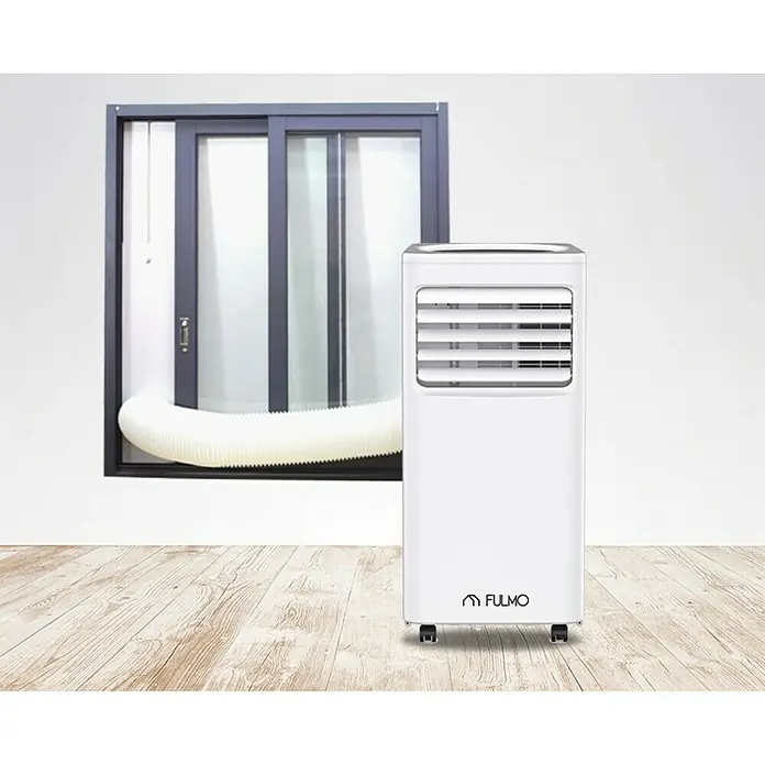 Fulmo Aislamiento para ventanas - Blanco, Ancho: 120 cm - Imagen de un aire acondicionado portátil blanco FULMO con una manguera de escape conectada a una ventana.