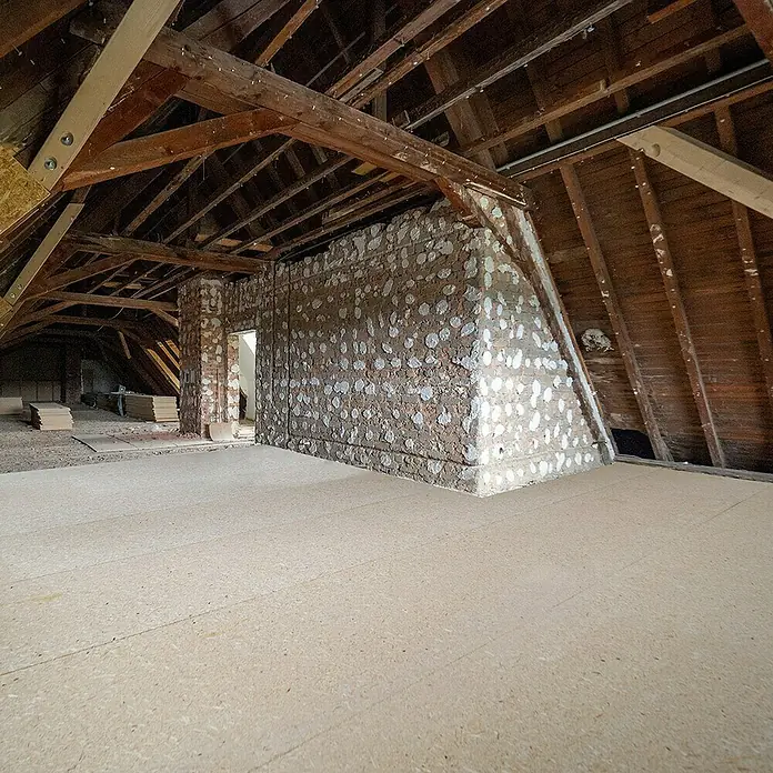 elka ESB-Verlegeplatte RENO - 1.275 x 495 x 15 mm - Dachboden mit Holzbalkenkonstruktion und neu verlegtem Bodenbelag. Sanierungsarbeiten sind im Gange.
