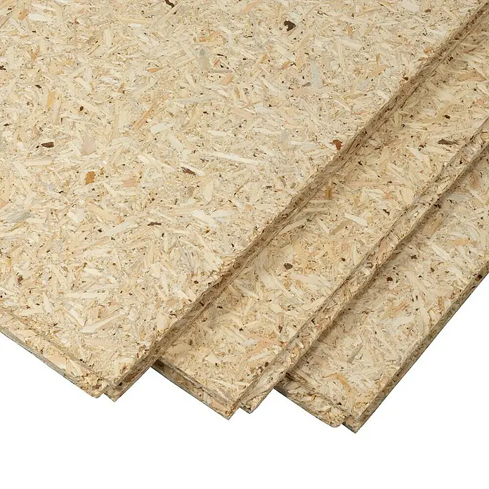 elka ESB-Platte Plus - Drei OSB-Platten liegen übereinander und zeigen die typische Struktur aus verpressten Holzspänen, ideal für Bau- und Renovierungsprojekte.
