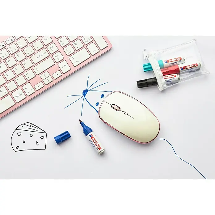 Edding Permanentmarker Mini Marker - Strichstärke: 1,5 mm - 3 mm, Schwarz/Rot/Blau/Grün - Ein kabelloser Computermaus mit pinkfarbenem Rand, Stiften und eine Zeichnung von Käse und einer Maus auf einem Tisch.