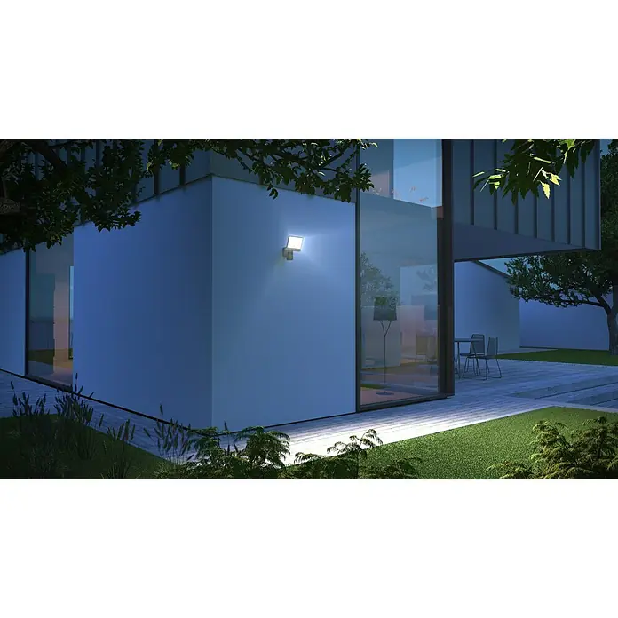 Steinel LED-Außenwandleuchte XLED CAM 1 S anthrazit - 21 W, 16,7 x 21 x 27,5 cm, IP44 - Moderne Hausfassade mit LED-Außenstrahler, der die Wand und den Garten beleuchtet und für Sicherheit sorgt. Elegantes Design für den Außenbereich.