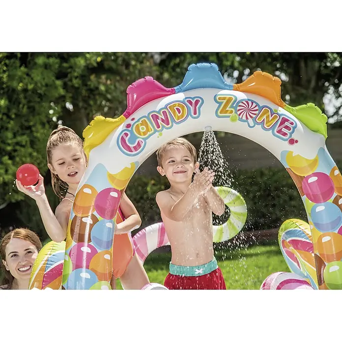 Intex Planschbecken Candy Zone Play Center - L x B x H: 295 x 191 x 130 cm, Mehrfarbig - Ein farbenfrohes, aufblasbares Candy Zone Planschbecken mit Kindern, die im Wasser spielen. Ideal für sommerlichen Wasserspaß im Garten.