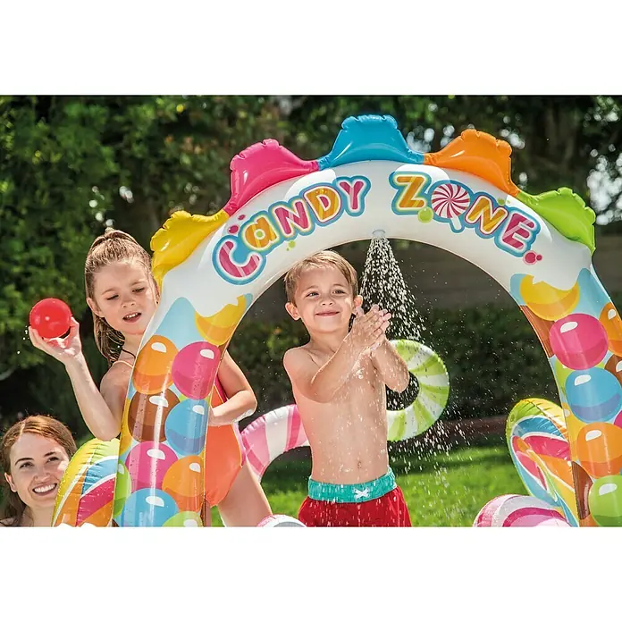 Intex Planschbecken Candy Zone Play CenterL x B x H: 295 x 191 x 130 cm, Mehrfarbig - Ein farbenfrohes, aufblasbares Candy Zone Planschbecken mit Kindern, die im Wasser spielen. Ideal für sommerlichen Wasserspaß im Garten.