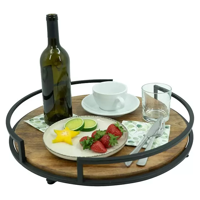 Deko-Tablett Style - Ø x H: 41 x 7,5 cm, Natur/Schwarz, Holz - Rundes Serviertablett aus Holz mit schwarzen Metallgriffen, mit Flasche, Tasse, Glas, Obstteller und Besteck.