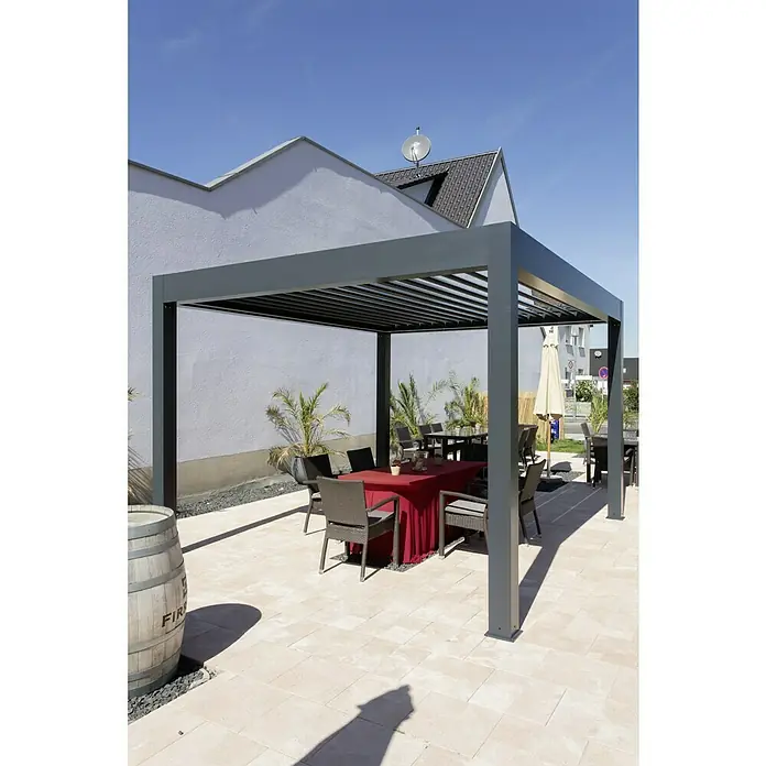 Wismar-NFI Pergola Bio - B x T: 341 x 400 cm, Grau/Grau, Aluminium - Eine stilvolle graue Pergola mit Lamellendach und elegantem Essbereich im Freien bietet Schatten und einladende Atmosphäre.