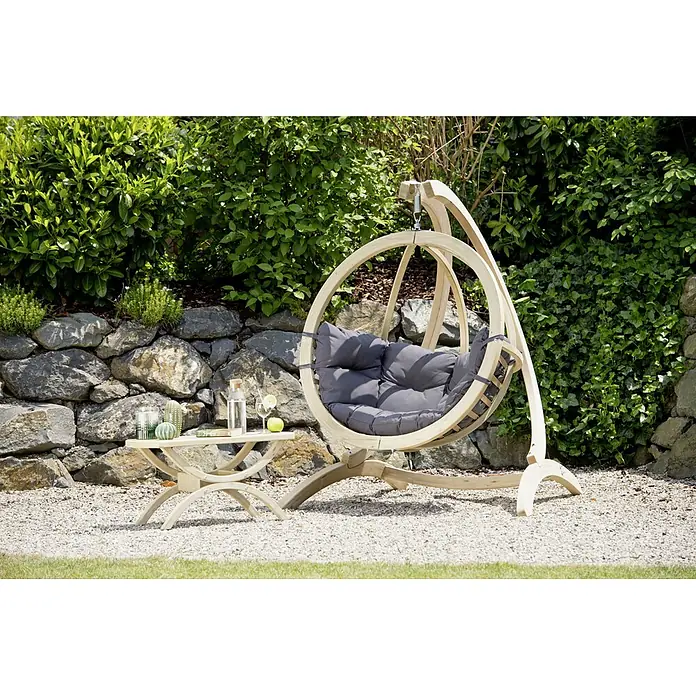 Amazonas Hängesesselgestell Globo Stand 1-Sitzer - L x B x H: 136 mm x 127 cm x 170 cm, Holz - Eine stilvolle Hängeinsel mit weichen Kissen und einem passenden Beistelltisch, ideal für entspannte Stunden im Garten.