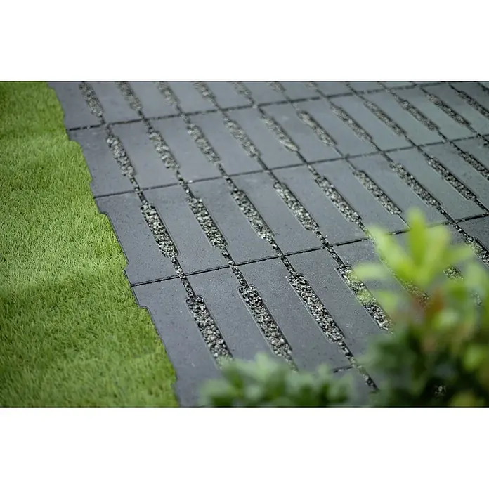 EHL Pflasterstein Modern Öko - Anthrazit, 50 x 25 x 8 cm, Rechteckig - Blick auf einen Gehweg aus modularen Bodenplatten mit Kiesfüllung, der sich ideal für Garten- und Landschaftsbau eignet.