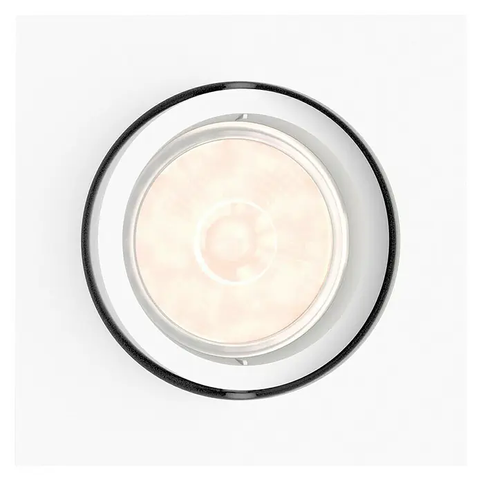 Philips Foco empotrable Enneper - 5,5 W, GU10, Blanco - Primer plano de una lámpara de techo moderna con borde negro e iluminación cálida, creando un ambiente elegante.