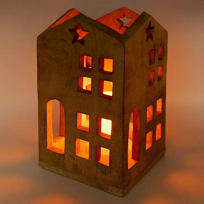 Laterne Haus - L x B x H: 15 x 15 x 30 cm, Natur - Hölzerner Kerzenhalter in Hausform mit ausgeschnittenen Fenstern und Sternen, warm leuchtend von innen.