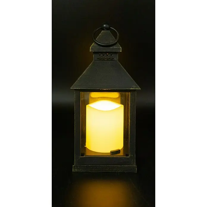 LED-Laterne - 10 x 10 x 24,5 cm, Schwarz - Nahaufnahme einer dekorativen schwarzen Laterne mit einer LED-Kerze, die ein warmes, gelbes Licht ausstrahlt.