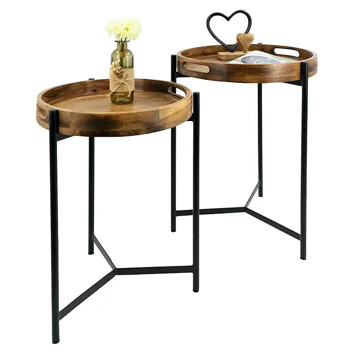 Beistelltisch - Ø x H: 40 x 59 cm, Mangoholz - Zwei runde Beistelltische mit Holztablett und schwarzem Metallgestell, einer mit Blumen, der andere mit Deko.